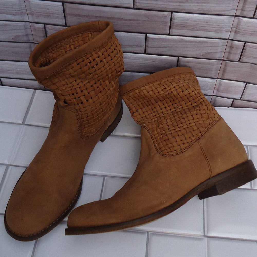 SIZE EU 40. BATA woven leather ankle booties.
